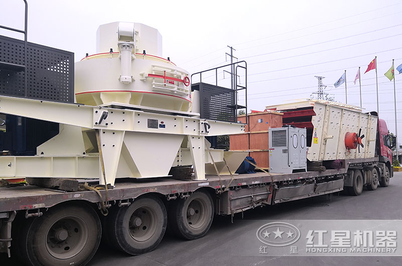 紅星巖石制砂設(shè)備_沖擊式破碎機(jī)發(fā)貨現(xiàn)場