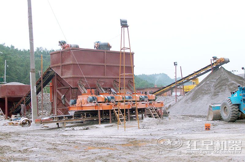 大型對(duì)輥破碎機(jī)生產(chǎn)現(xiàn)場