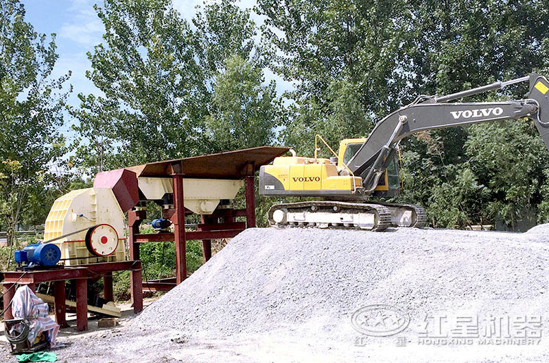 石頭制沙現(xiàn)場:錘式破碎機(jī) 石頭制沙現(xiàn)場:錘式破碎機(jī)