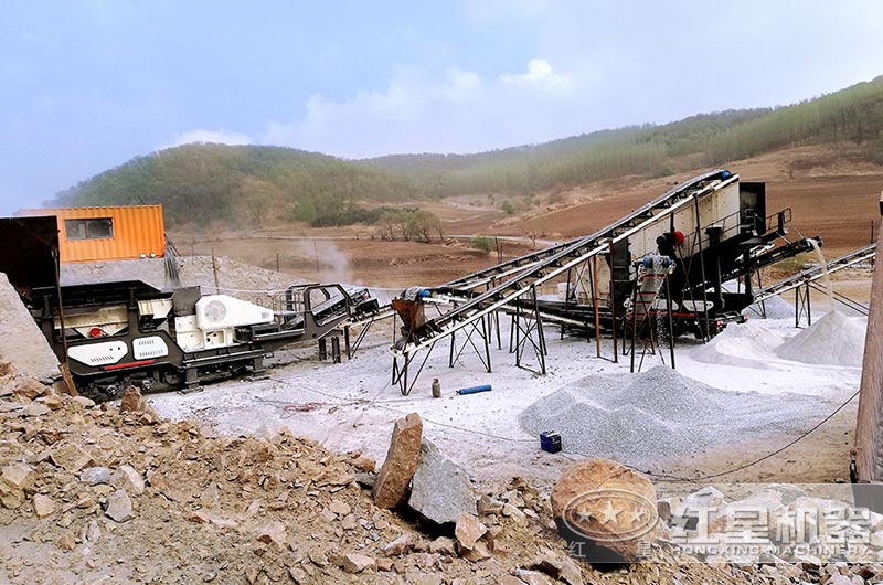 移動式破碎機生產現(xiàn)場_移動鄂破+移動反擊破