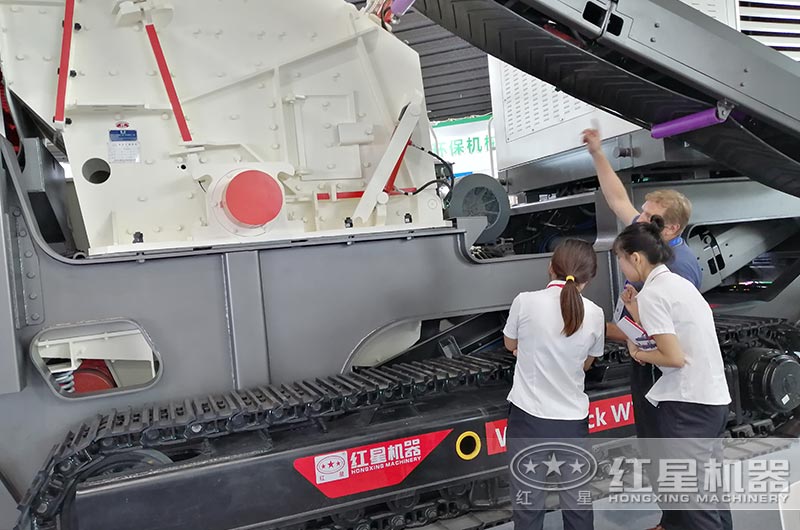 客戶來(lái)廠實(shí)地考察，經(jīng)理一對(duì)一講解