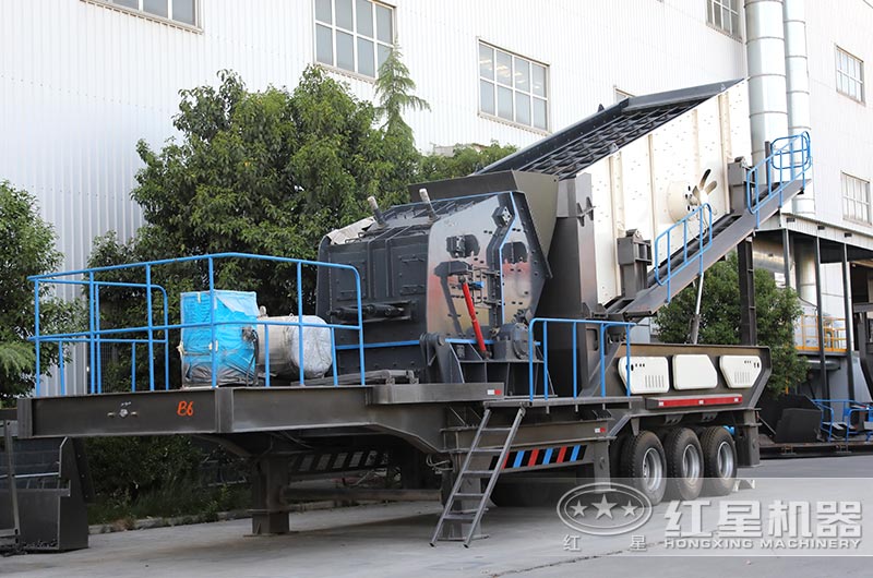 車載移動(dòng)反擊式破碎機(jī)廠區(qū)實(shí)拍圖