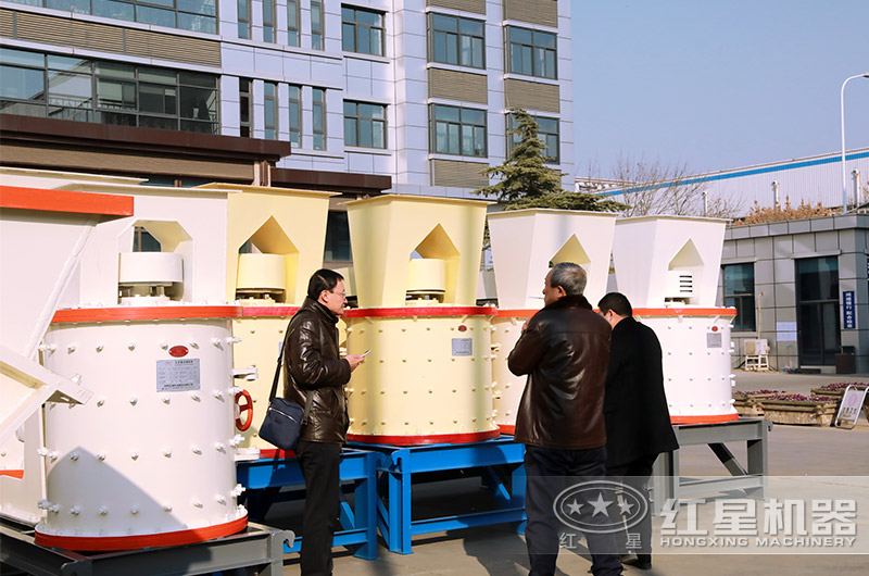 客戶來紅星廠區(qū)參觀，近距離了解小型制砂機