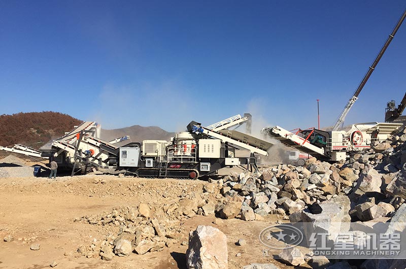 山東客戶現(xiàn)場(chǎng)，三臺(tái)設(shè)備聯(lián)機(jī)作業(yè)（履帶式移動(dòng)破碎站，總投資100-200萬(wàn)元左右）