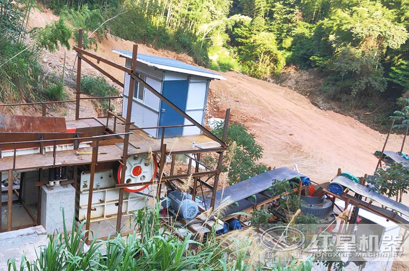 顎式破碎機作業(yè)現(xiàn)場圖 顎式破碎機作業(yè)現(xiàn)場圖